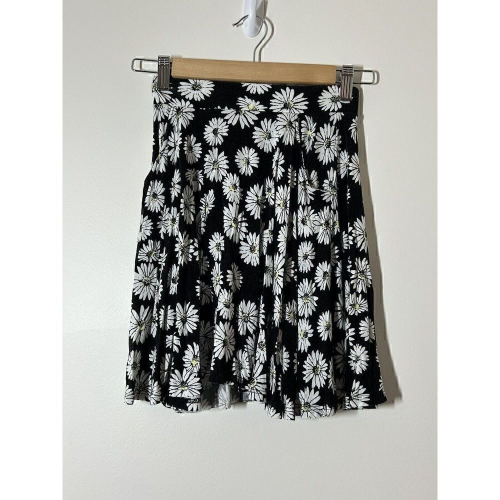 SO Juniors Skater Skirt with Floral Daisy Pattern XS